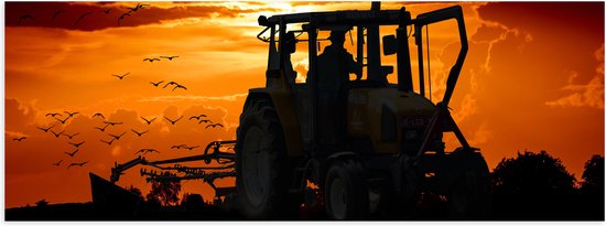 WallClassics - Poster Glanzend – Boer met Traktor bij Zonsondergang - 60x20 cm Foto op Posterpapier met Glanzende Afwerking