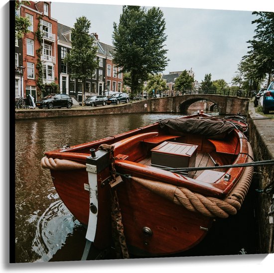 WallClassics - Canvas  - Boot in Amsterdamse Gracht - 100x100 cm Foto op Canvas Schilderij (Wanddecoratie op Canvas)