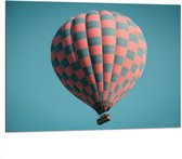 WallClassics - Dibond - Blauw met Roze Geblokte Luchtballon - 100x75 cm Foto op Aluminium (Met Ophangsysteem)