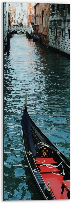 WallClassics - Dibond - Gondel in Smalle Rivier in Venetie - 20x60 cm Foto op Aluminium (Wanddecoratie van metaal)