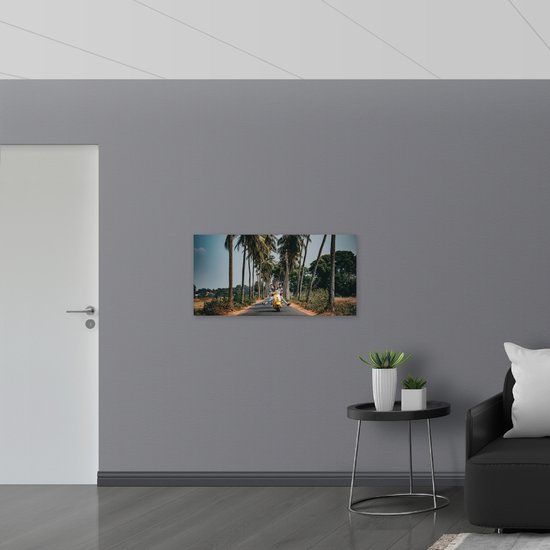 WallClassics - Dibond - Couple sur un scooter jaune - 100x50 cm Photo sur aluminium (Décoration murale en métal)