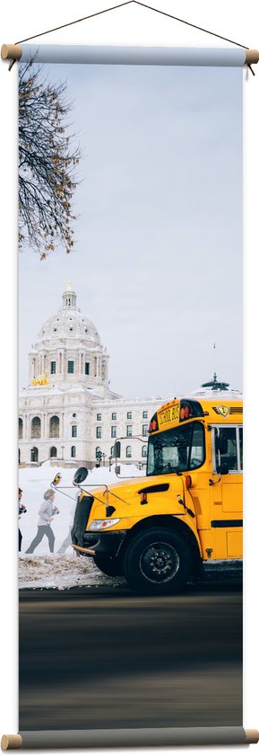 WallClassics - Textielposter - Gele Schoolbussen bij Gebouw - 40x120 cm Foto op Textiel