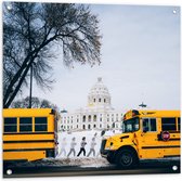 WallClassics - Tuinposter – Gele Schoolbussen bij Gebouw - 80x80 cm Foto op Tuinposter  (wanddecoratie voor buiten en binnen)