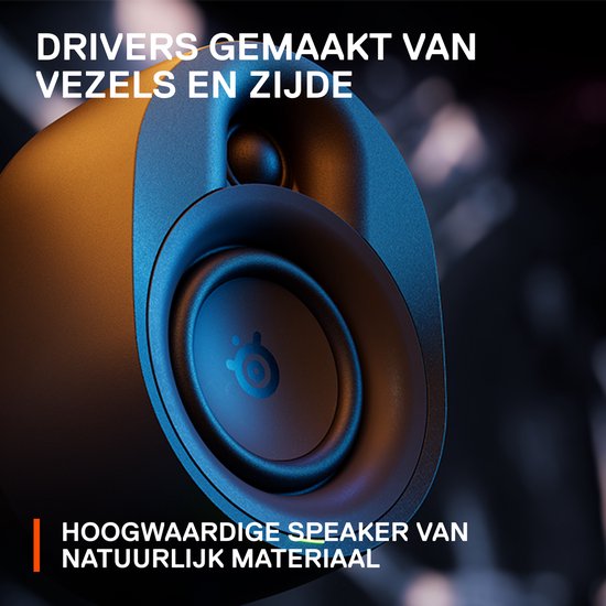 Close-up van een zwarte speaker met oranje en blauwe verlichting.