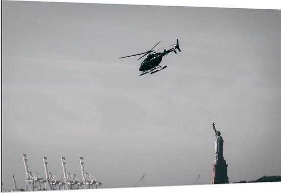 WallClassics - Dibond - Helikopter zwevend boven Vrijheidsbeeld in New York - 150x100 cm Foto op Aluminium (Wanddecoratie van metaal)