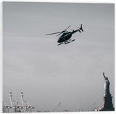 WallClassics - PVC Schuimplaat- Helikopter zwevend boven Vrijheidsbeeld in New York - 50x50 cm Foto op PVC Schuimplaat