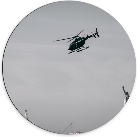WallClassics - Dibond Muurcirkel - Helikopter zwevend boven Vrijheidsbeeld in New York - 70x70 cm Foto op Aluminium Muurcirkel (met ophangsysteem)