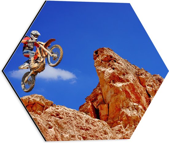 WallClassics - Dibond Hexagon - Motorrijder op Oranje Rots - 40x34.8 cm Foto op Hexagon (Met Ophangsysteem)