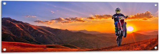 WallClassics - Tuinposter – Motorrijder bij Berglandschap met Zon - 120x40 cm Foto op Tuinposter  (wanddecoratie voor buiten en binnen)