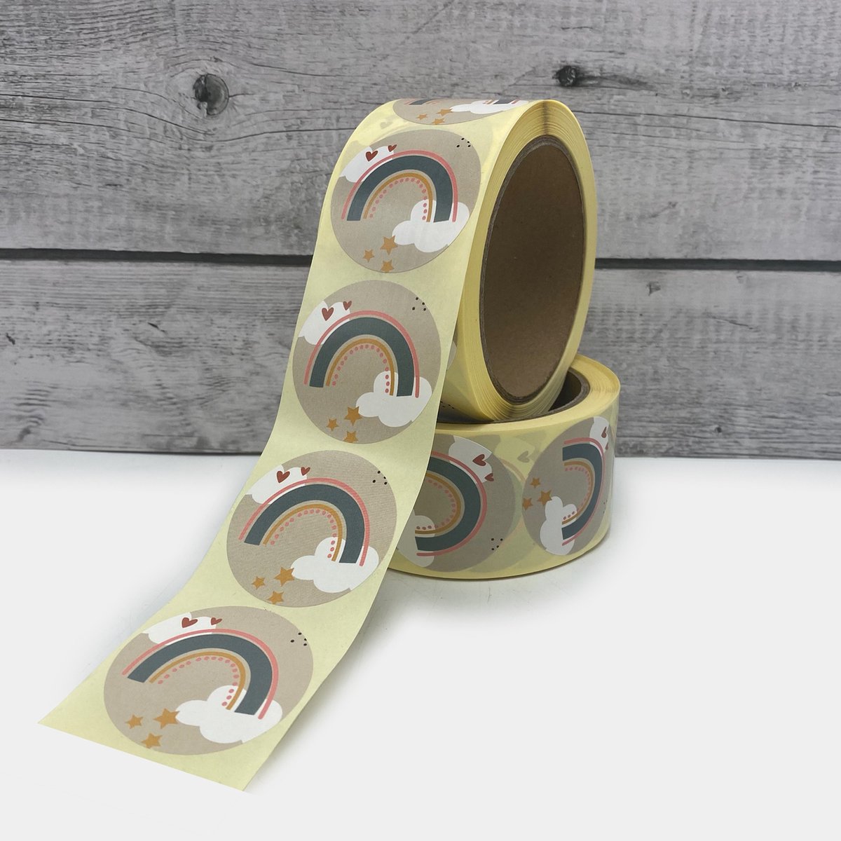 Regenboog stickers rol 500 stuks - cadeausticker - sluitsticker - verpakkingssticker - sticker inpakken cadeau
