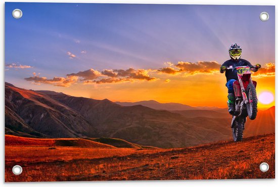 WallClassics - Poster de jardin - Motocycliste dans un paysage de montagne avec soleil - 60x40 cm Photo sur Poster de jardin (décoration murale pour l'extérieur et l'intérieur)