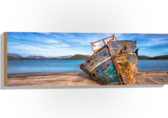 WallClassics - Hout - Scheepswrak gestrand op Strand - 90x30 cm - 12 mm dik - Foto op Hout (Met Ophangsysteem)