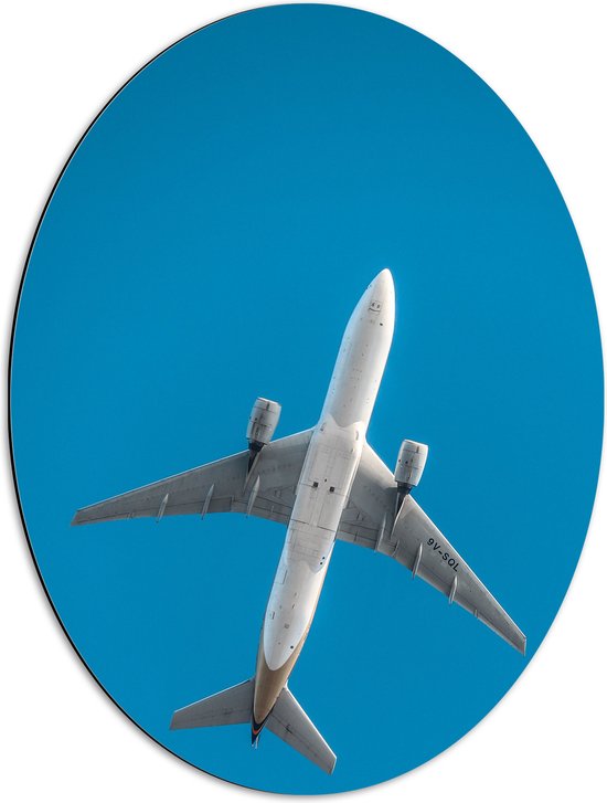 WallClassics - Dibond Ovaal - Onderkant van Vliegtuig bij Blauwe Lucht - 51x68 cm Foto op Ovaal (Met Ophangsysteem)