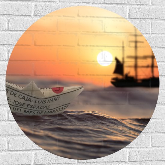 WallClassics - Muursticker Cirkel - Papieren Bootje op Zee met Groot Schip en Zon - 80x80 cm Foto op Muursticker