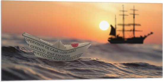 WallClassics - Vlag - Papieren Bootje op Zee met Groot Schip en Zon - 100x50 cm Foto op Polyester Vlag