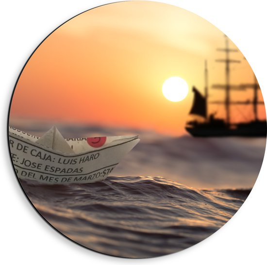 WallClassics - Dibond Muurcirkel - Papieren Bootje op Zee met Groot Schip en Zon - 40x40 cm Foto op Aluminium Muurcirkel (met ophangsysteem)