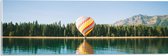 WallClassics - Plexi Acrylglas- Luchtballon landend op Kust bij Water - 60x20 cm Foto op Acrylglas (Met Ophangsysteem)