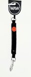 Zwarte schokdemper riem met oranje knop, zilveren karabijnhaak en WAW logo.