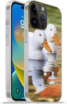 Geschikt voorApple Iphone 14 Pro Max hoesje - Eenden - Water - Reflectie - Familie - Siliconen Telefoonhoesje