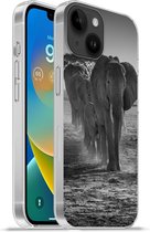 Geschikt voorApple Iphone 14 - Softcase hoesje - Olifant - Vlakte - Dieren - Zwart - Wit - Siliconen Telefoonhoesje