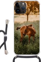 Geschikt voorApple Iphone 14 Pro Max - Crossbody Case - Paard - Gras - Boom - Siliconen - Crossbody - Backcover met Koord - Telefoonhoesje met koord - Hoesje met touw