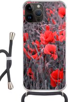 Geschikt voorApple Iphone 14 Pro Max - Crossbody Case - Rode Klaprozen in een zwart wit afbeelding - Siliconen - Crossbody - Backcover met Koord - Telefoonhoesje met koord - Hoesje met touw