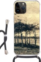 Geschikt voorApple Iphone 14 Pro Max - Crossbody Case - Dennenbomen in het moeras - Vincent van Gogh - Siliconen - Crossbody - Backcover met Koord - Telefoonhoesje met koord - Hoesje met touw