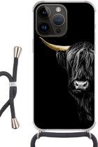 Geschikt voorApple Iphone 14 Pro - Crossbody Case - Schotse hooglander - Koeien - Goud - Siliconen - Crossbody - Backcover met Koord - Telefoonhoesje met koord - Hoesje met touw