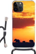 Geschikt voorApple Iphone 14 Pro Max - Crossbody Case - Olifanten - Horizon - Zonsondergang - Dieren - Siliconen - Crossbody - Backcover met Koord - Telefoonhoesje met koord - Hoesje met touw