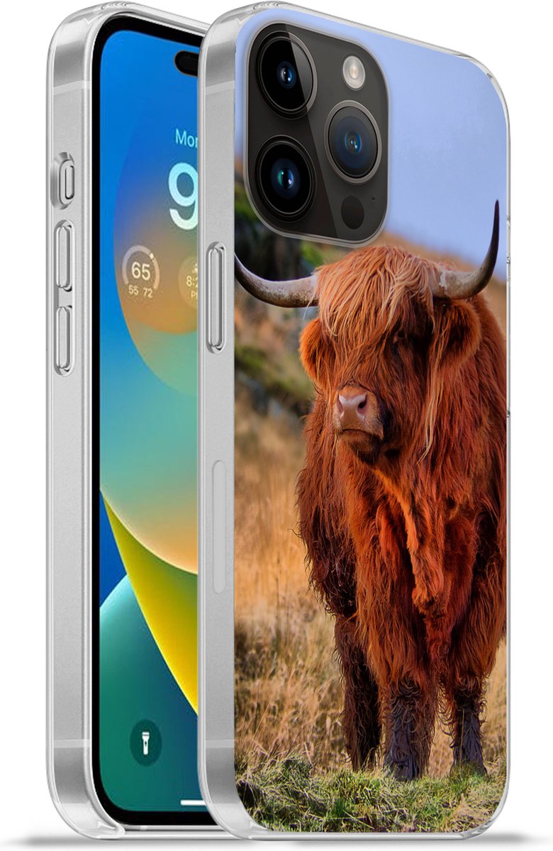Telefoonhoesje Geschikt voor Apple Iphone 14 Pro hoesje - Schotse Hooglander - Gras - Stenen - Siliconen Telefoonhoesje Telefoonhoesje