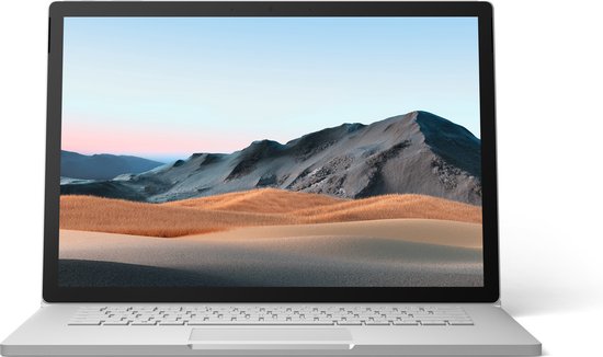 Zilverkleurige laptop met open scherm dat een woestijnlandschap toont, met een witte achtergrond.