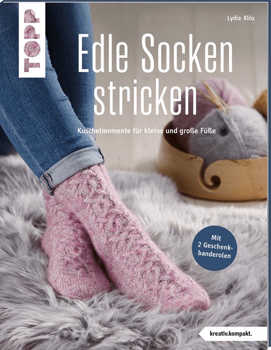 Roze gebreide sokken met kabelpatroon en grijze jeans.