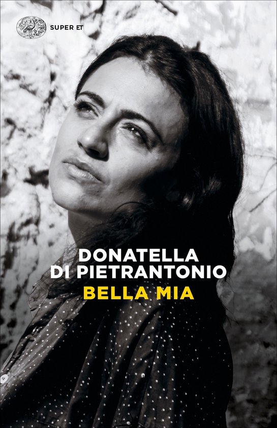 Livre "Bella Mia" avec un portrait d'une femme aux cheveux foncés.