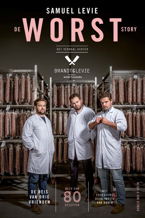 Drie mannen in witte jassen staan voor rekken vol worst. Titel: De Worst Story, Het verhaal achter Brandt&Levie Worstmakes.