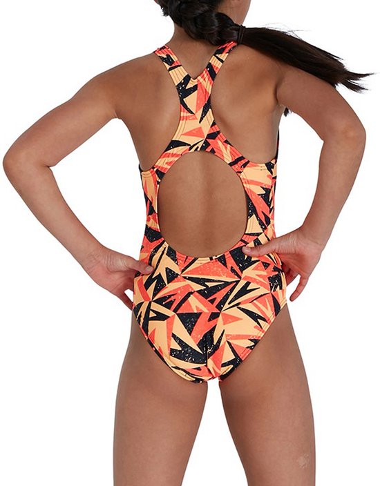 Zwemster met een Speedo badpak met geometrisch patroon, oranje, zwart en geel, van achteren gezien.