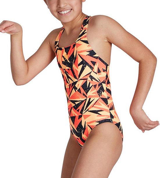 Zwemster met een Speedo badpak met een geometrisch patroon in oranje, zwart en geel.