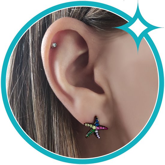 Une femme porte une boucle d'oreille étoile de mer noire avec des zircons multicolores à son oreille.