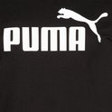 Detailopname van het witte Puma logo op een zwart t-shirt.