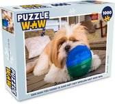 Puzzel Een Shih Tzu hond is aan het het spelen met een bal - Legpuzzel - Puzzel 1000 stukjes volwassenen