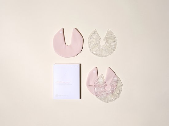 Set van Essentuary borsttherapie: een U-vormig roze kompres, twee gelpads, een doosje en twee gedraaide roze kompressen met gelpads.