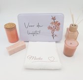 Geschenkset moeke – moederdag geschenk – blikken doos – gepersonaliseerd gastendoekje – badzout – stukje zeep  - geurkaarsje – flesje voor huisparfum – magnolia