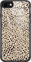 Casimoda® hoesje - Geschikt voor iPhone 8 - Stippen bruin abstract - Luxe Hard Case Zwart - Backcover telefoonhoesje - Bruin/beige
