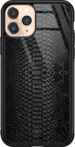 Casimoda® hoesje - Geschikt voor iPhone 11 Pro - Black Snake - Luxe Hard Case Zwart - Backcover telefoonhoesje - Zwart