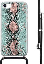Casimoda® hoesje met koord - Geschikt voor iPhone SE (2020) - Slangenprint pastel mint - Afneembaar koord - Siliconen/TPU - Mint