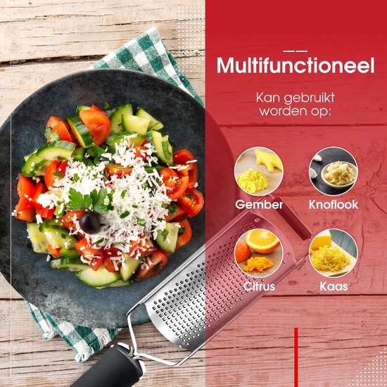 Chef cuisinière tenant une râpe en acier inoxydable avec manche noir. La râpe est utilisée pour le gingembre, l'ail, les agrumes et le fromage.