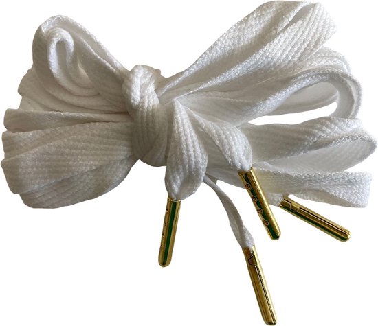 Platte witte schoenveters met gouden tips, 110 cm lang en 10 mm breed.