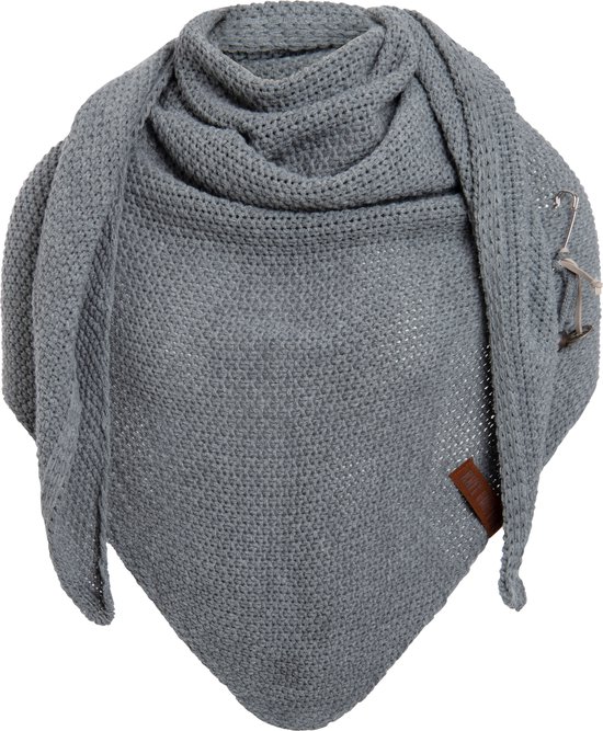 Knit Factory Coco Gebreide Omslagdoek - Driehoek Sjaal Dames - Dames sjaal - Wintersjaal - Stola - Wollen sjaal - Grijze sjaal - Med Grey - 190x85 cm - Inclusief sierspeld