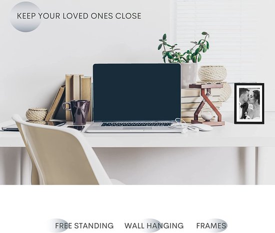 Een bureau met een laptop, boeken en een zwart ingelijste foto van een bruidspaar. Tekst: 'KEEP YOUR LOVED ONES CLOSE'.