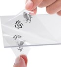 Handen die de beschermfolie van een stuk acrylglas verwijderen.