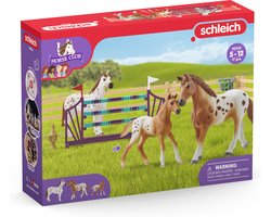 foto van schleich HORSE CLUB - Lisa's toernooitraining - Kinderspeelgoed - Paarden speelgoed - 3 Appaloosa's en Hindernissen - 17 onderdelen